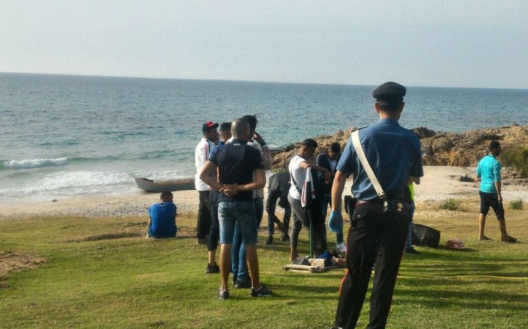 Migranti, doppio sbarco a Pinus Village e Porto Pino: 26 algerini identificati e portati al centro di accoglienza di Monastir