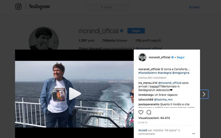 Dopo aver perso i bagagli all’aeroporto di Elmas Gianni Morandi ritrova il buonumore a Carloforte