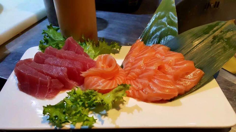 Il re della tavola giapponese: il sashimi. In questo caso misto: salmone e tonno 
