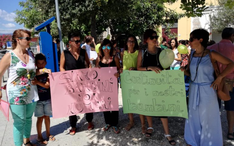 (FOTO) Chiusura del nido a Tortolì? Un corteo di protesta fino al Municipio. Il sindaco: “L’asilo non chiuderà, cerchiamo soluzioni”