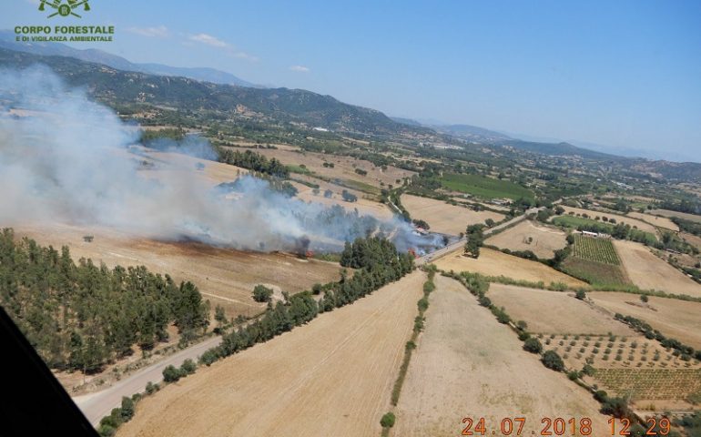 Fiamme nelle campagne tra Cardedu e Bari Sardo. All’opera anche due elicotteri