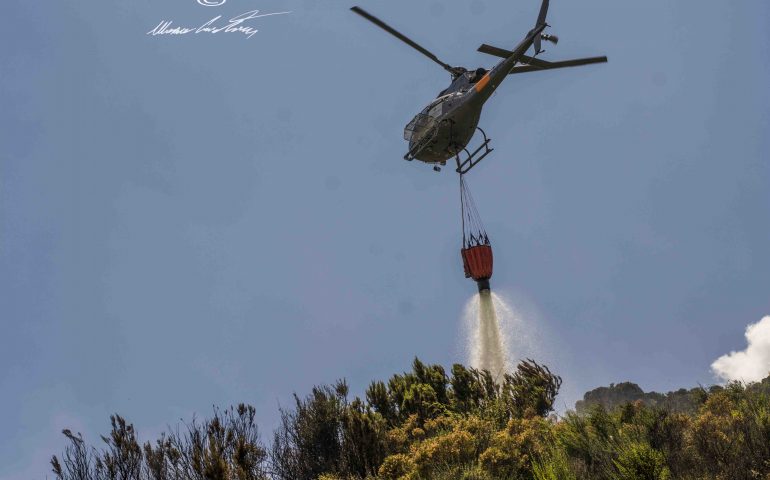 (FOTO) L’Ogliastra brucia. Grande incendio domato a Gairo, interviene l’elicottero