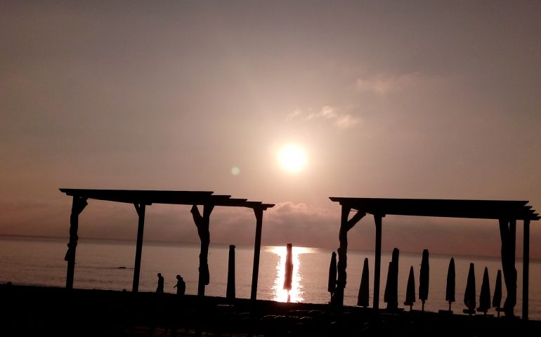 Le foto dei lettori. Sorge il sole sul lido di Orrì