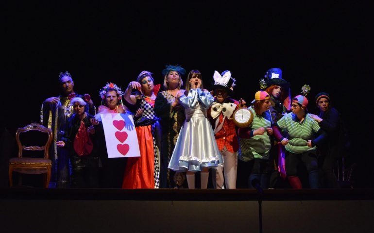 “Il sogno di Alice”, stasera al bosco Selene di Lanusei l’esito del laboratorio teatrale di Vargiu