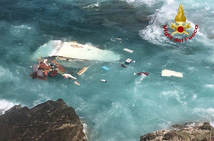 Naufragio a Scivu: barca completamente distrutta, si cercano i superstiti