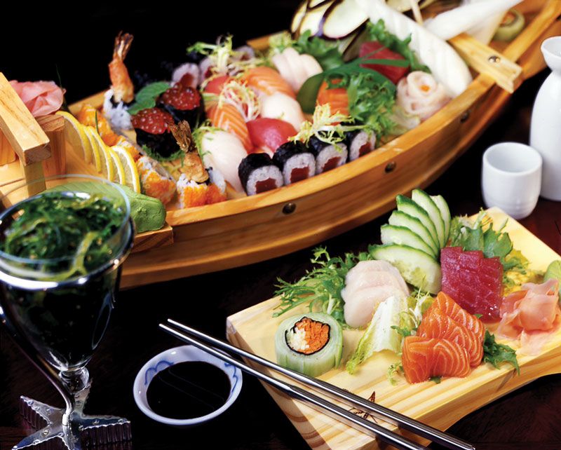 Barca completa di sushi e sashimi per tutti i gusti