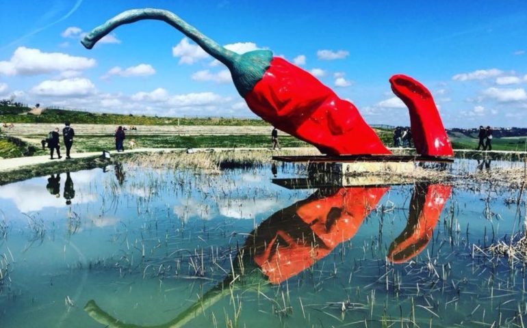 Giuseppe Carta e i suoi peperoncini giganti: sculture apprezzate anche in Oriente