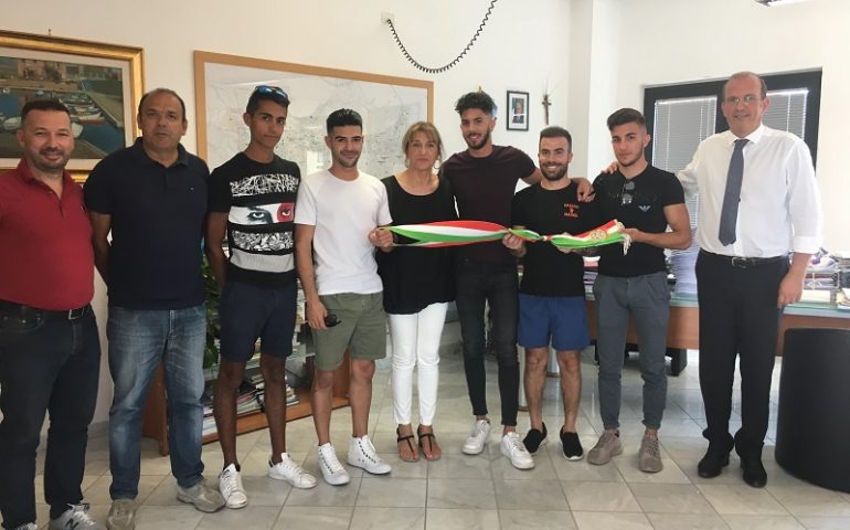 Tortolì, gli Amministratori ricevono in Comune i valorosi giovani protagonisti del salvataggio dei bagnanti a Orrì