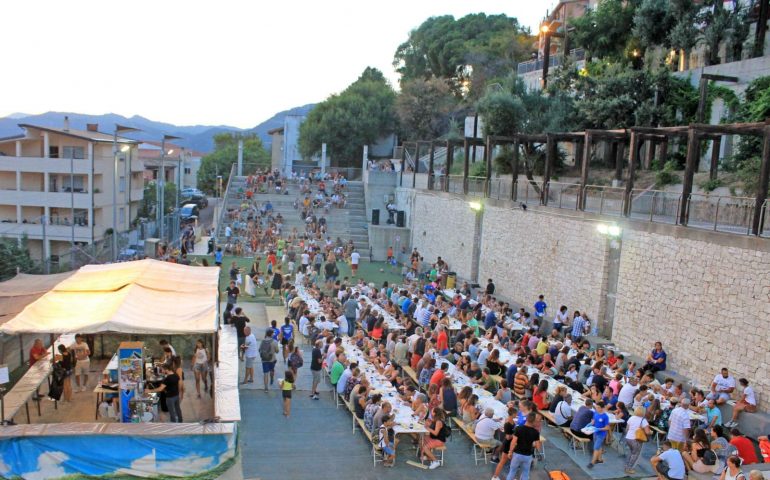 (FOTO) 170 spiedi, 9 quintali di carne, migliaia di persone jn visita. A Baunei la sagra del maialetto è da tutto esaurito