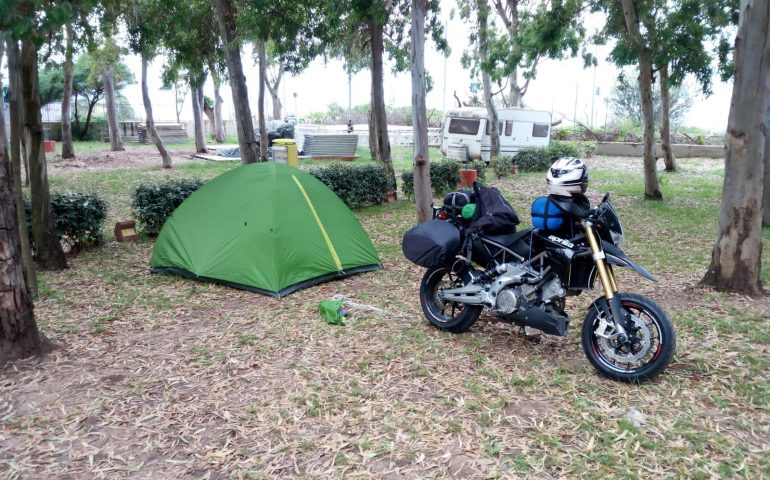 (FOTO) Si innamora della Sardegna e la gira in moto per cercare lavoro: la storia di un 28enne bresciano