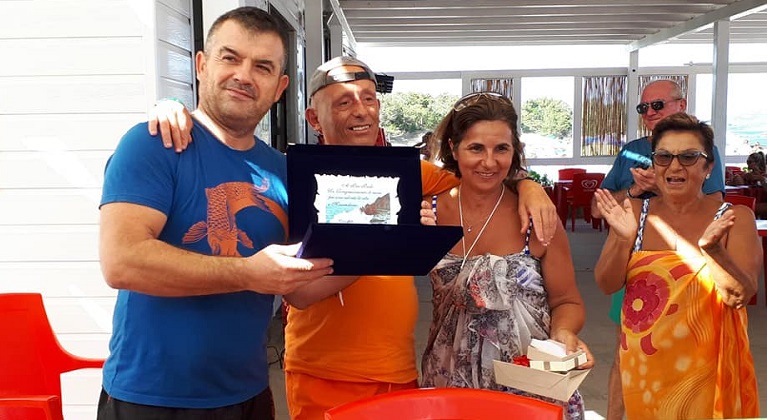 La fotonotizia. La famiglia del 52enne scampato all’annegamento festeggia con i salvatori dell’uomo