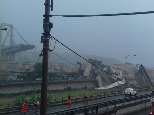 Crolla sull’A10 il viadotto Morandi di Genova. Auto e persone tra le macerie