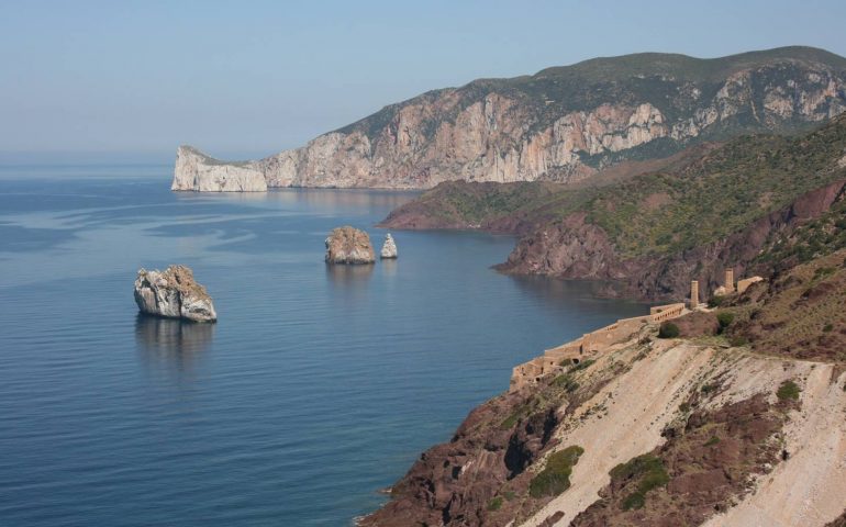 “Caro turista, vuoi la Costa Smeralda? E allora non lamentarti”, il post del blogger sardo diventato virale