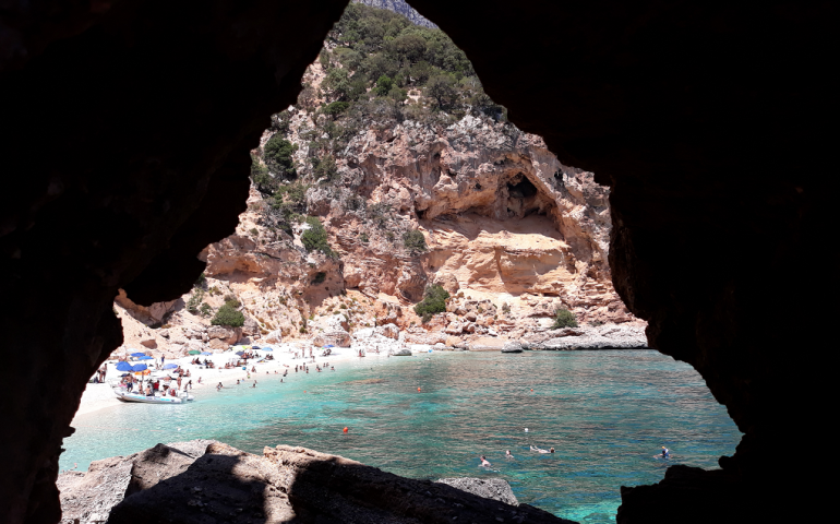 Le foto dei lettori. Un’inaspettata Cala Mariolu nello scatto di Silvana Piroddi