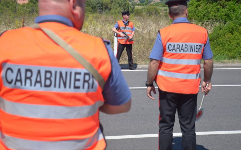 Bari Sardo, non si ferma all’alt della pattuglia, fugge e urta un lampione. Denunciato un 20enne