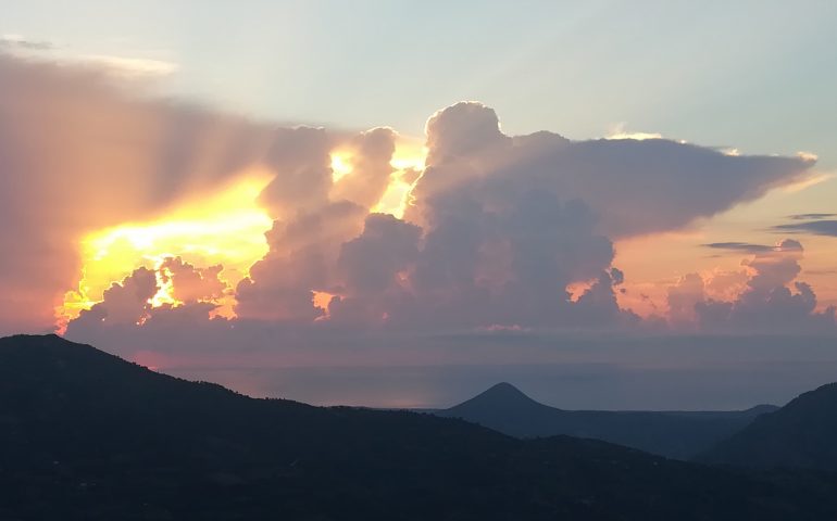 Le foto dei lettori. Il sole sorge su Ulassai