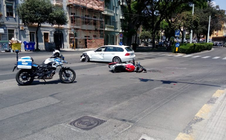 Cagliari, violento scontro tra auto e moto: il conducente della moto in codice rosso all’ospedale Marino