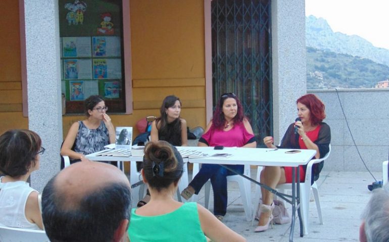 Sardegna, le sue storie e le sue superstizioni. La Delussu ieri a Villagrande a parlare di “Spiriti nella notte” (FOTO)