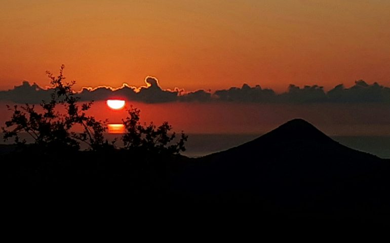 Le foto dei lettori. Jerzu, il buongiorno di un’alba luminosa