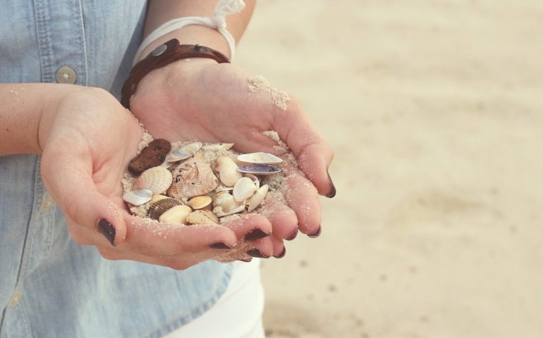 Sardegna, continuano i furti di sabbia, conchiglie e pietre da parte dei turisti