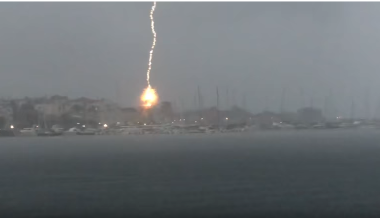(VIDEO) Carloforte. Un fulmine colpisce in pieno l’albero di una barca ormeggiata