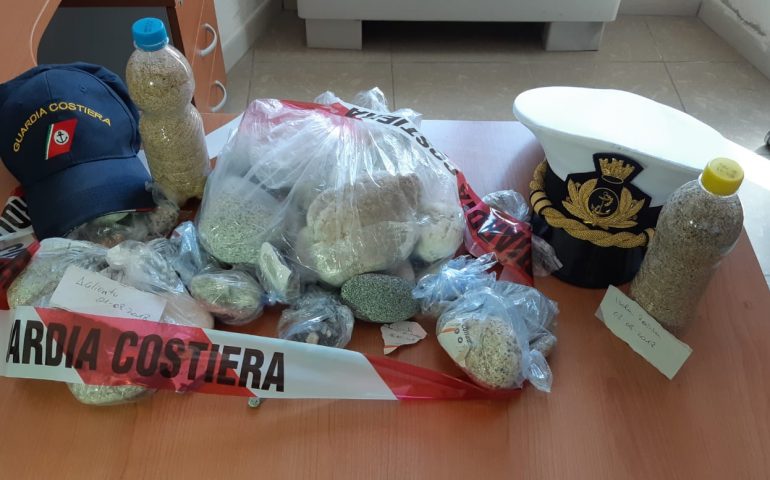 Ancora ladri di sabbia e conchiglie: turista italiano beccato con bottiglie e sacchetti etichettati