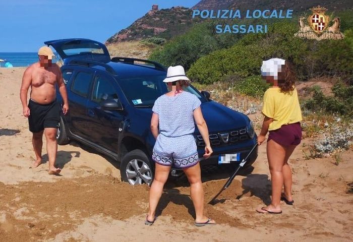 619 euro di multa al turista tedesco che ha parcheggiato il suv sulla spiaggia di Porto Ferro