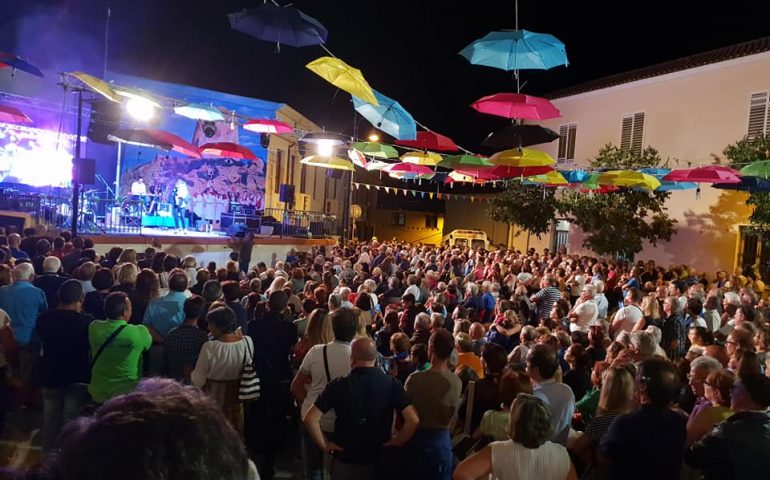 La fotonotizia. Bari Sardo, piazza gremita per il concerto di Maria Luisa Congiu e Antonella Ruggiero