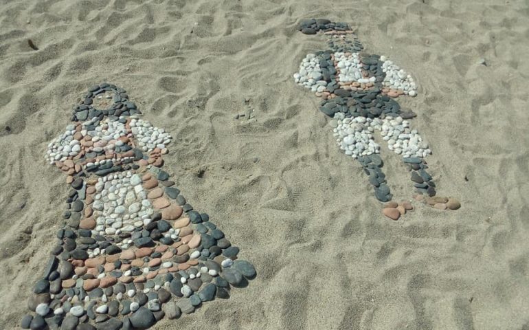 Cardedu, nella spiaggia di Museddu le pietre parlano d’amore per la Sardegna