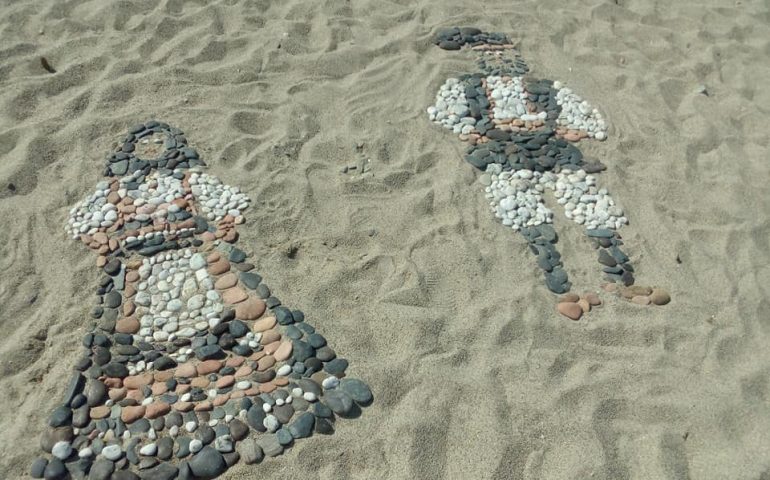 Cardedu, nella spiaggia di Museddu le pietre parlano d’amore per la Sardegna