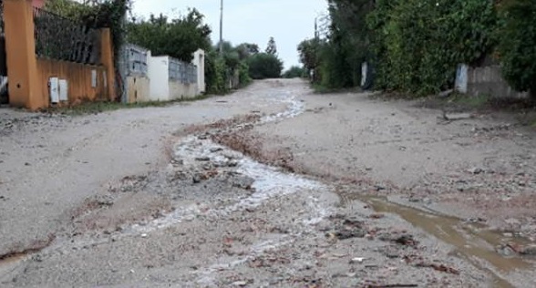 Dopo la pioggia, le strade di Porto Frailis come trincee. La rabbia dei residenti