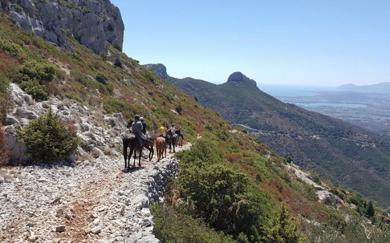 Trekking a cavallo per due giorni, un weekend in mezzo alla natura di Baunei