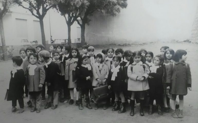 Come eravamo. Anni 60, alunni della scuola elementare nel cortile dell’Istituto Amerigo Demurtas di Jerzu