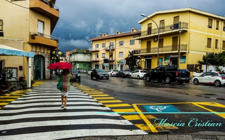 La fotonotizia. Maltempo, a Tortolì cielo cupo e ombrelli aperti