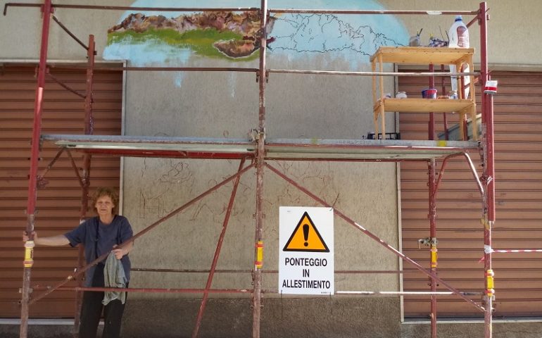 La fotonotizia. La pittrice Maria Sciortino dona a Villagrande un nuovo murales