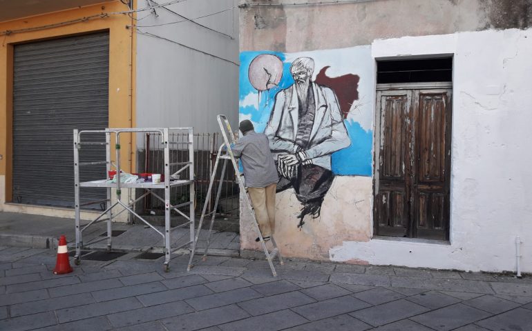 La fotonotizia. Villagrande, il pittore Antioco Cotza al lavoro con pennelli e colori