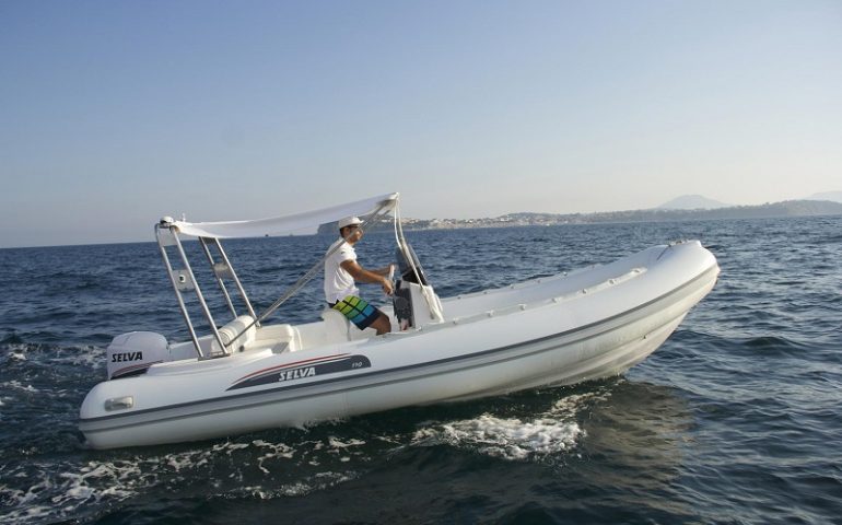 Naviga nelle acque di Arbatax con un gommone rubato ma non lo sa. Denunciato per ricettazione il venditore