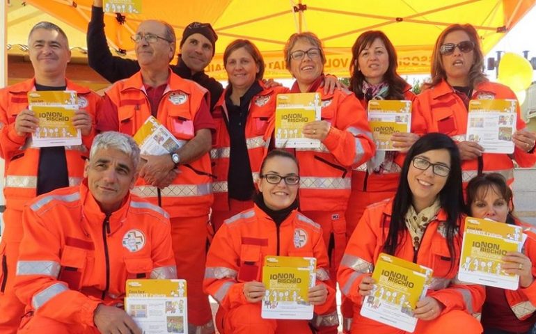 La fotonotizia. Associazione Volontariato Strisaili, foto di gruppo con lo slogan “Io non rischio”