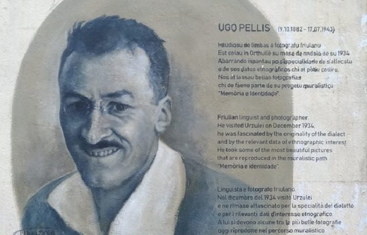 Urzulei, il linguista e fotografo Ugo Pellis in un’opera del muralista Angelo Pilloni
