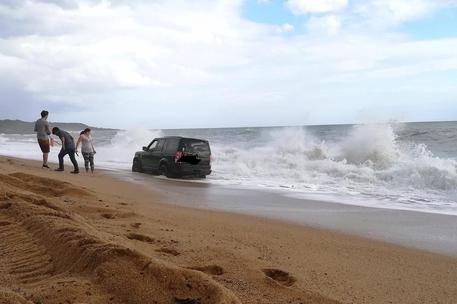 Maltempo: Land Rover travolta dalle onde a Bari Sardo