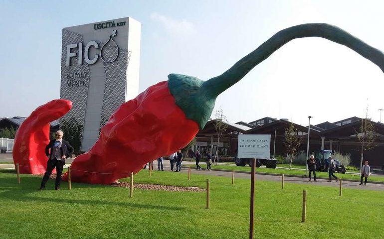 “The Red Giant”, a Bologna il peperoncino gigante dell’artista sardo Giuseppe Carta