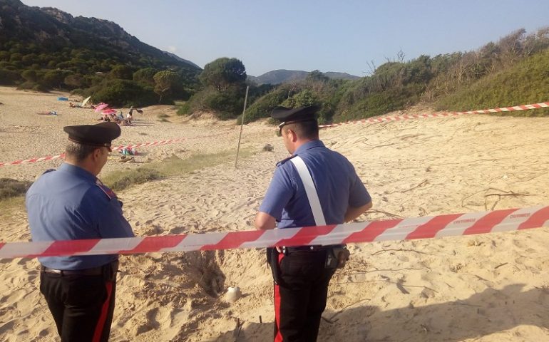 Cala Cipolla. Dalla sabbia spunta uno scheletro umano