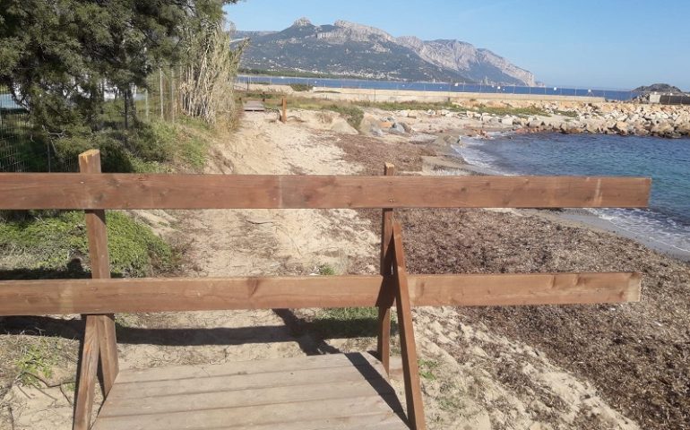 Spiaggia La Capannina, Arbatax. Transennata la passerella anti erosione