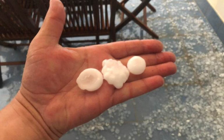 E’ tornato il maltempo. Tempesta di fulmini a Cagliari e fortissima grandinata ad Alghero