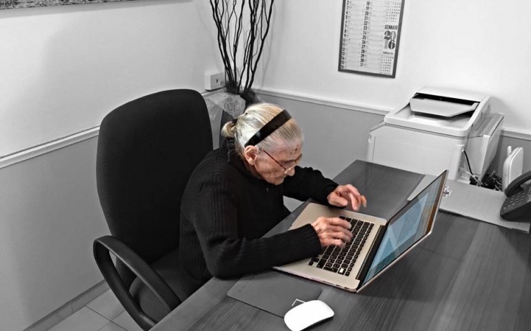 Addio a Clotilde Serpi, la nonnina eccezionale. A 97 anni alle prese con il pc: “Non c’è limite d’età per imparare”