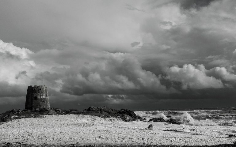 Le foto dei lettori. Mareggiata alla torre di Bari Sardo nello scatto di Veronica Lai