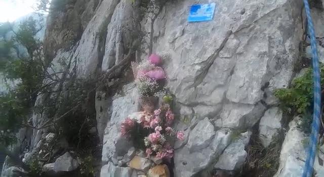 Baunei, fiori per la scalatrice morta nel dirupo. “Da lì Antonella ha guardato il mare per l’ultima volta”