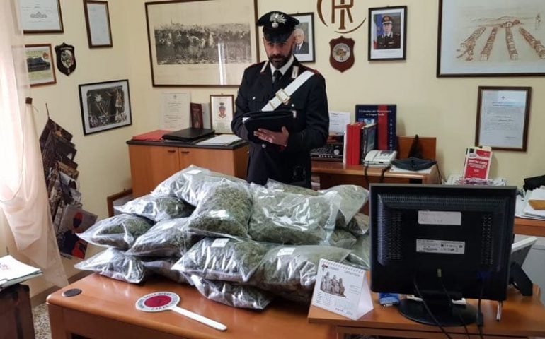 Non si fermano all’alt dei carabinieri. Dopo l’inseguimento, la scoperta: 15 kg di marijuana nel bagagliaio