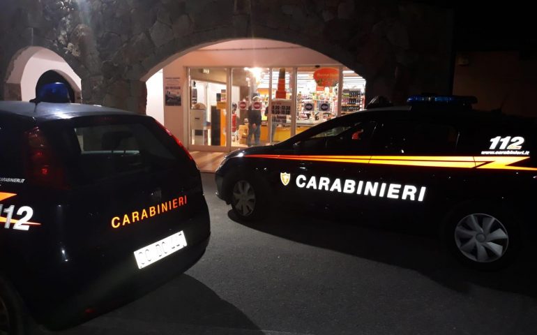 Budoni, entra armato in un market e prova a rapinarlo. Si indaga