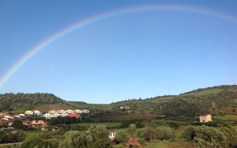 Le foto dei lettori. Arcobaleno a Bari Sardo nello scatto di Renato Serra